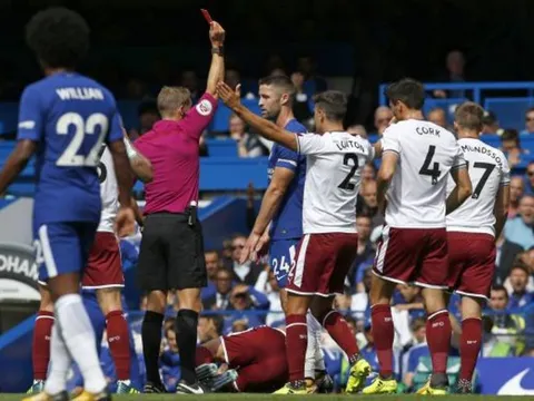 Lĩnh thẻ đỏ chóng vánh, Cahill có xứng đáng là đội trưởng Chelsea?
