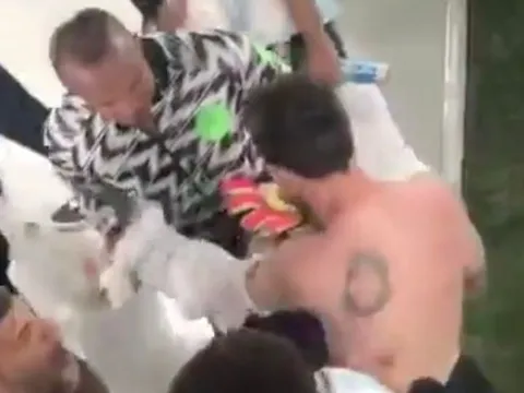 Messi tặng thủ môn thứ 3 của Nigeria món quà đầy ý nghĩa