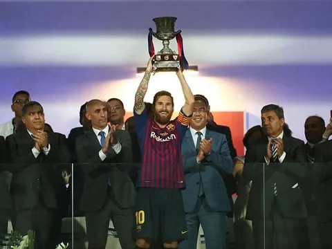 Lionel Messi nâng cao danh hiệu đầu tiên với tư cách đội trưởng của Barca