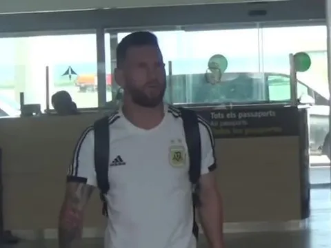 Lionel Messi được vợ đón ở sân bay Barcelona