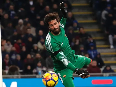Liverpool chú ý, Alisson đã chủ động xin Roma tăng lương