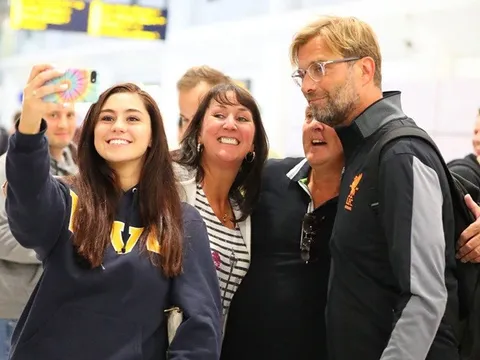 Liverpool được NHM chào đón nồng nhiệt khi vừa trở lại Anh