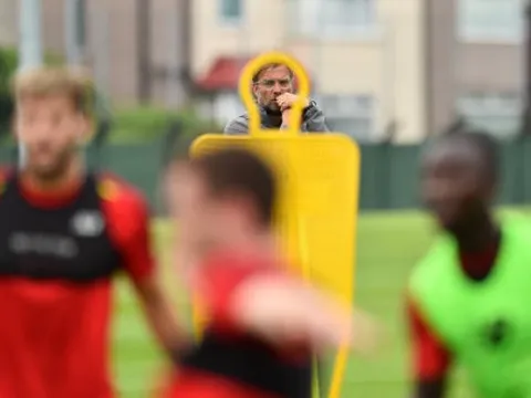 Liverpool suýt mất chiến thắng, Klopp cau có với các học trò
