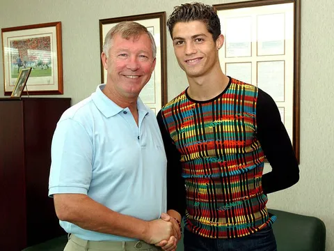 Liverpool và những vụ chuyển nhượng thất bại khó tin (Phần 2): 'Vồ hụt' Figo, Ronaldo