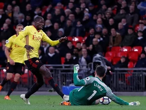 Lloris liều mình chuồi bóng cứu lấy tấm vé dự Champions League cho Tottenham