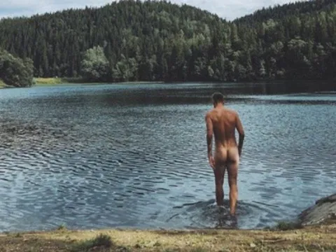 'Lord' Bendtner khoe body không mảnh vải che thân gây bão