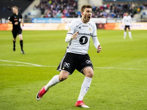 'Lord' Bendtner solo qua 4 cầu thủ giúp đội nhà giành siêu cúp