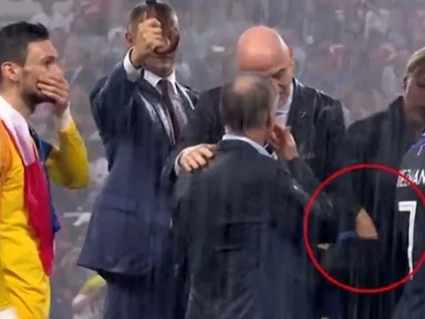 Sự thật về tin đồn nữ quan chức lấy trộm huy chương World Cup