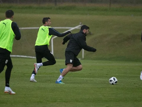 Luis Suarez "cân" 3 đồng đội trên sân tập