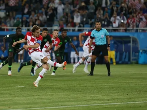 Luka Modric 'dạy' Messi thế nào là sút phạt đền