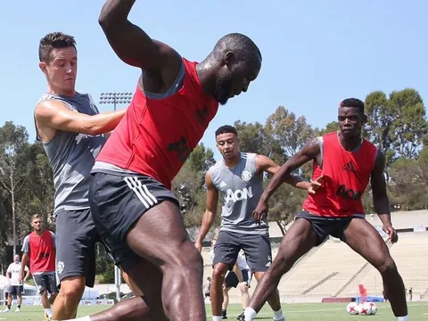 Lukaku hội quân, Man Utd tập luyện hết mình