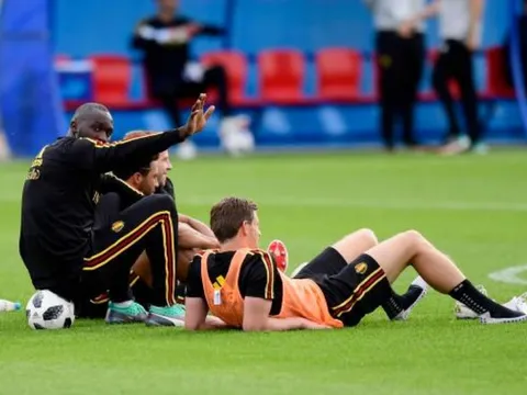 Lukaku liên tục 'tia' máy ảnh trên sân tập của tuyển Bỉ
