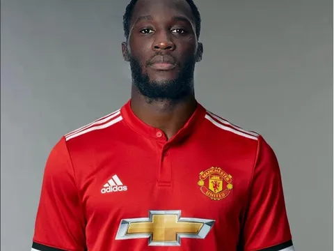 Lukaku mặc áo Man Utd, xuất hiện trên trang cá nhân của Neville