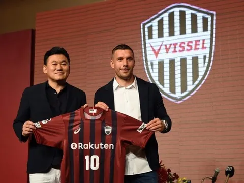 Lukas Podolski cười mỏi miệng trong ngày mắt khán giả Nhật Bản