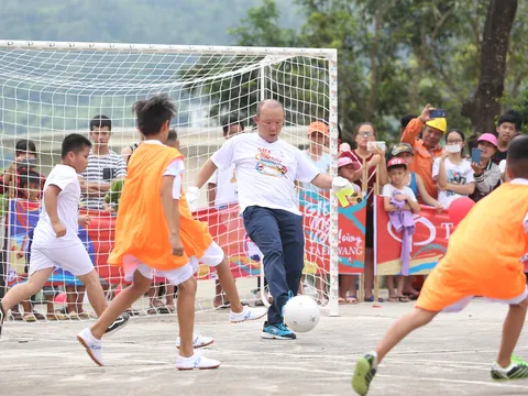HLV Park Hang-seo chơi bóng cùng học sinh nghèo vùng cao Hà Giang