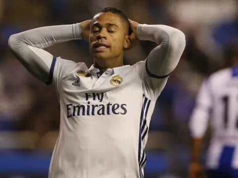 Lyon sắp có hai sao trẻ thay thế Lacazette