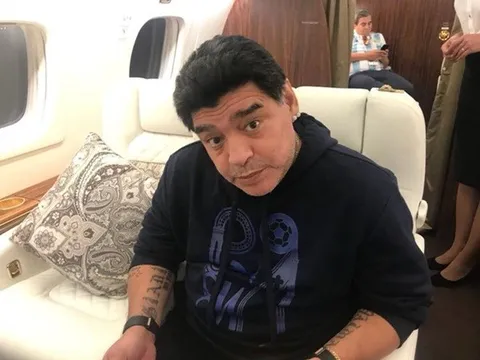 Huyền thoại Maradona bất chấp sức khỏe vì Argentina