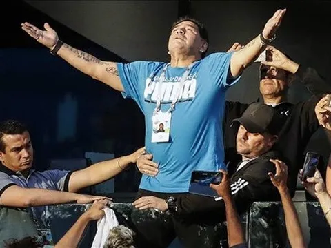 Maradona tình nguyện làm HLV không công cho Argentina