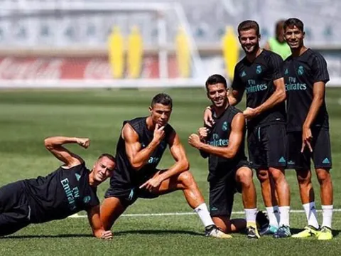Mặc án phạt nặng, Ronaldo vẫn tươi tỉnh 'sống ảo' trên sân tập