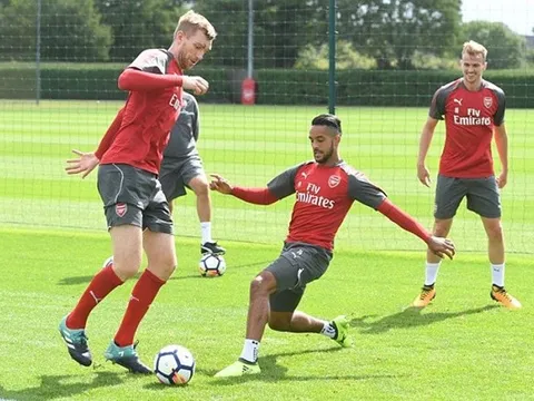 Mặc chấn thương, Mertesacker vẫn xỏ giày ra sân tập
