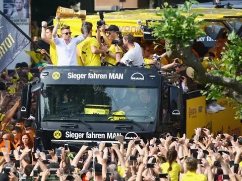 Mặc chấn thương, Reus vẫn tưng bừng đón cúp cùng Dortmund