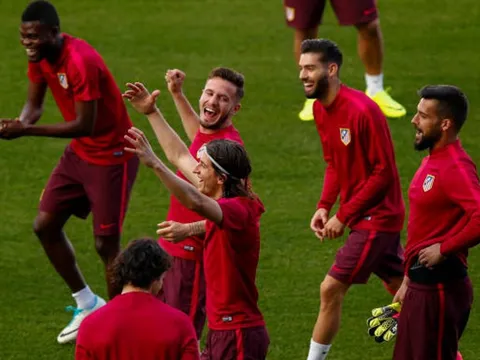 Mặc đồng đội pha trò, Griezmann và Torres vẫn chẳng thể cười