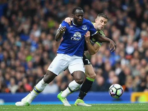 Mặc Everton thua thảm, Lukaku vẫn cười đùa với sếp lớn của Chelsea