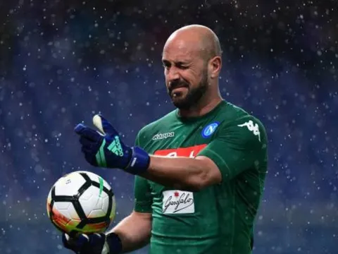 Mặc kệ ngôi vương, Napoli vẫn thỏa sức vui trong ngày mưa nặng hạt