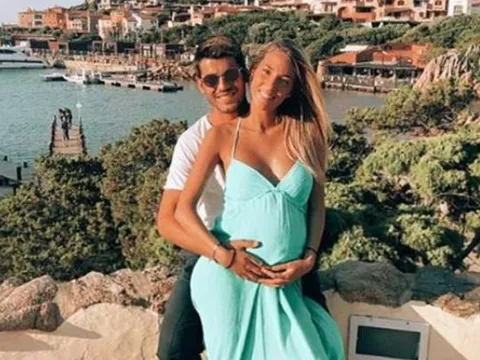 Mặc kệ Tây Ban Nha thi đấu, Morata lại chăm chăm khoe vợ