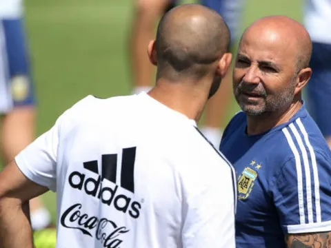 Mặc Messi, Sampaoli giành lại quyền chỉ đạo trên sân tập của Argentina