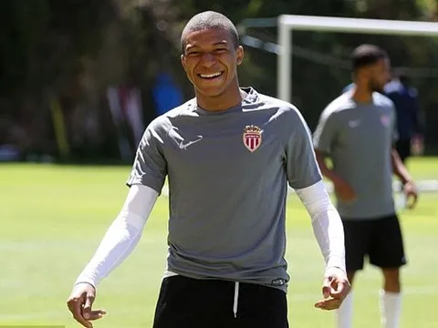 Mặc sức ép, Mbappe "tỏa nắng" giữa dàn sao Monaco