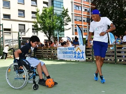 Mặc tin đồn, Kylian Mbappe "tỏa sáng" tại Paris