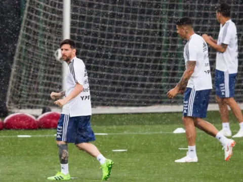 Mặc trời mưa, Messi và động đội vẫn cháy hết mình vì World Cup