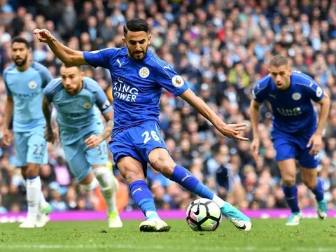 Mahrez đá phạt đền như Griezmann nhưng lại không được công nhận