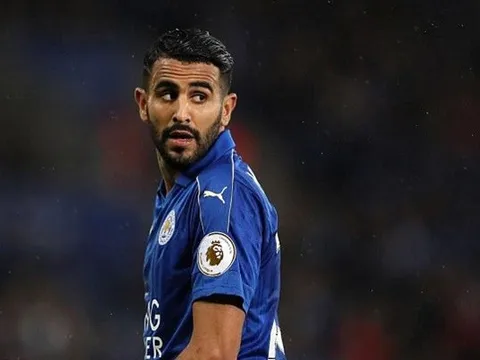 Mahrez tranh thủ chơi bóng phủi khi về thăm quê