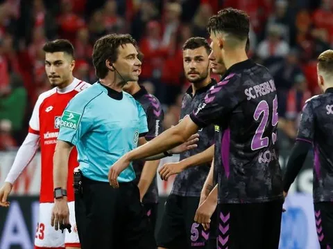 Vì VAR, trọng tài cho đá penalty giữa giờ nghỉ