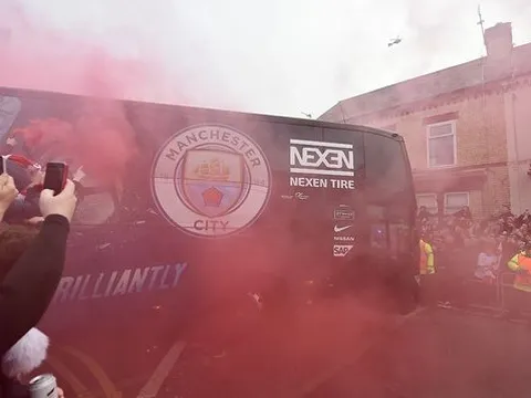 Liverpool xin lỗi sau vụ xe bus của Manchester City bị cổ động viên đập hỏng