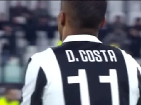 Màn trình diễn của Douglas Costa trước AC Milan