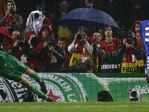 Man Utd đêm Moscow lịch sử: Anelka sập bẫy & Cú đổ người kinh điển!