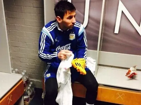 Man Utd lấy ảnh Messi tự lau giày để giáo dục cầu thủ