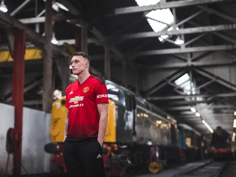 Man Utd ra mắt áo đấu mùa 2018/19: Pogba cực ngầu, Jones bảnh hơn bao giờ hết