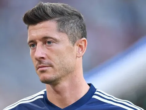 "Đến Old Trafford, Lewandowski phải chấp nhận dạt cánh"