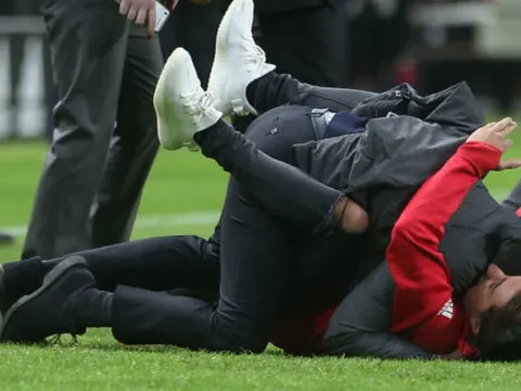 Man Utd vô địch, Mourinho ôm con khóc như mưa tại Stockholm