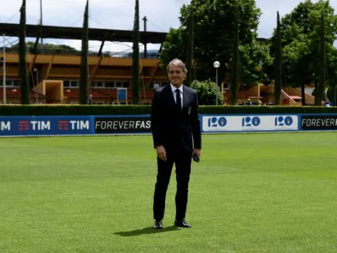Mancini rạng ngời đón nhận sứ mệnh giải cứu Azzurri