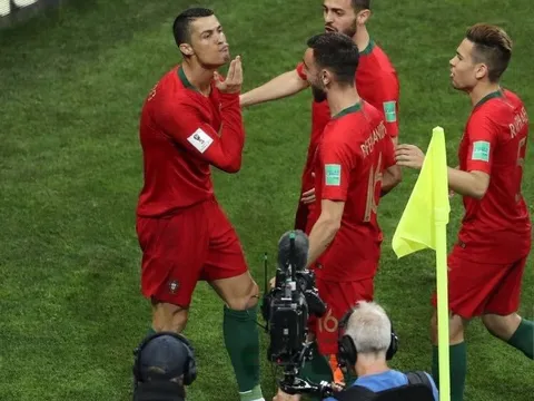 Mạng xã hội bùng nổ với hat-trick của Ronaldo