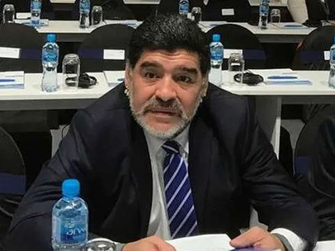 Maradona: Dani Alves là một thằng đần!