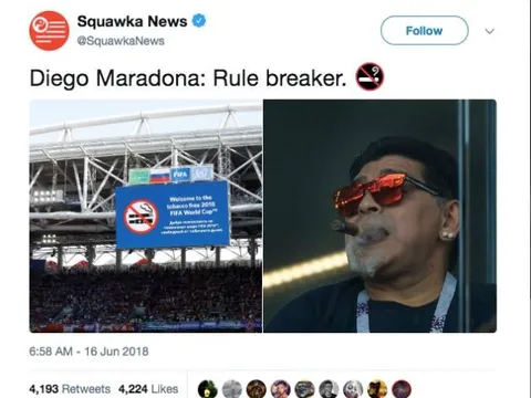 Maradona "làm trò hề" khán đài trong trận đấu của Argentina