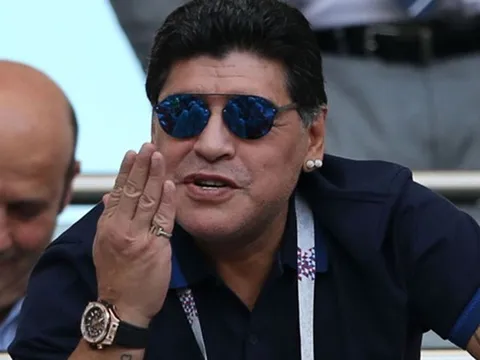 Maradona khiến FIFA phải xin lỗi trọng tài