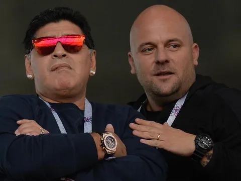 Maradona và dàn mỹ nữ xuất hiện trong ngày ra quân của Argentina