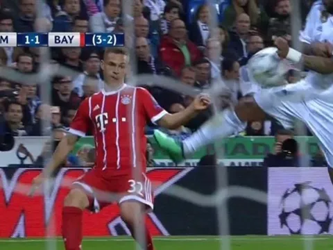 Trọng tài Cuneyt Cakir khiến dàn sao Bayern Munich 'phát điên'